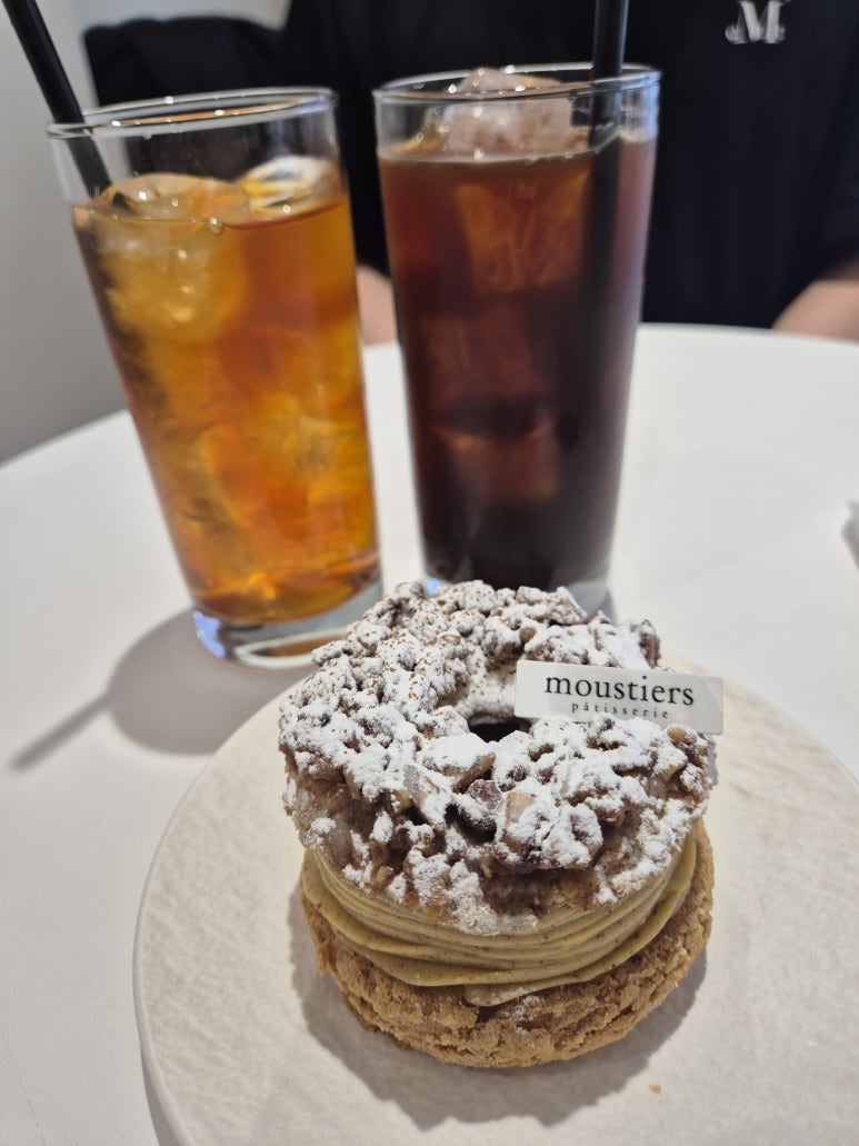 Moustiers: a standout dessert café in Bangbae, Seoul (macarons & signature cake)
