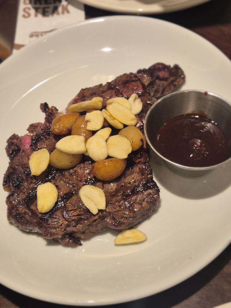 Outback Steakhouse Jamsil (Lotte Department Store): lunch review with a Lotte World view