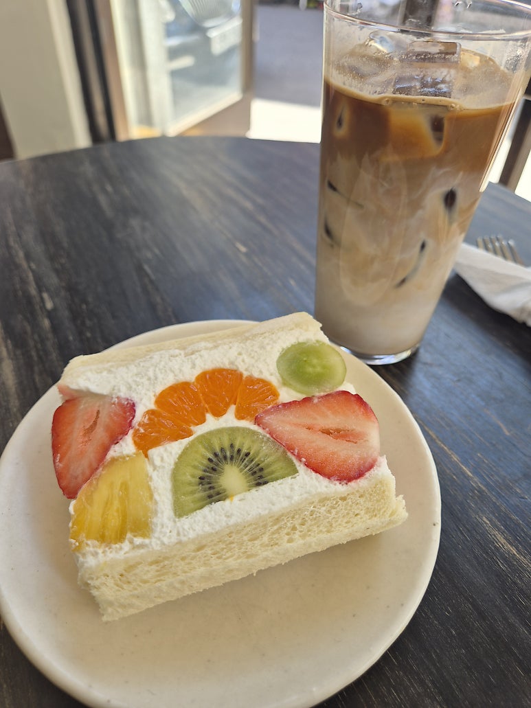 Cafe Kiso: a fruit-sando dessert café near Korea University (Jongam, Seoul)